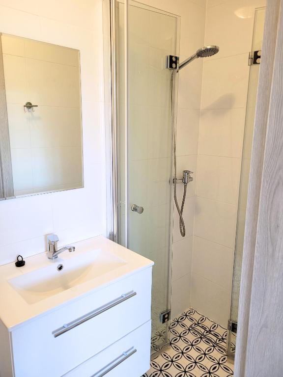 Czysta łazienka z prysznicem